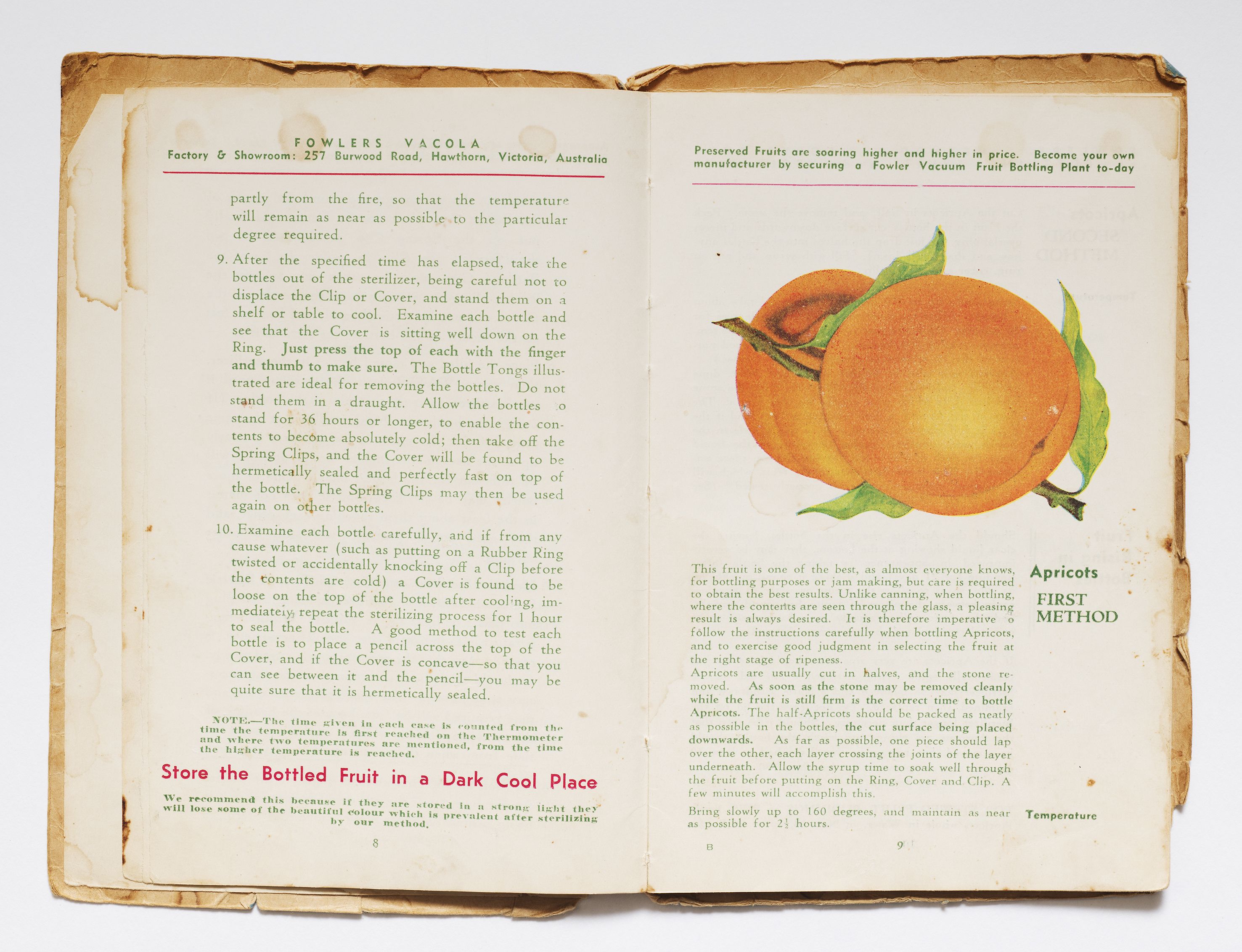 A page from Fowlers Vacola booklet with an illustration of an apricot and the sub heading Apricots, First Method. The method of bottling is described.